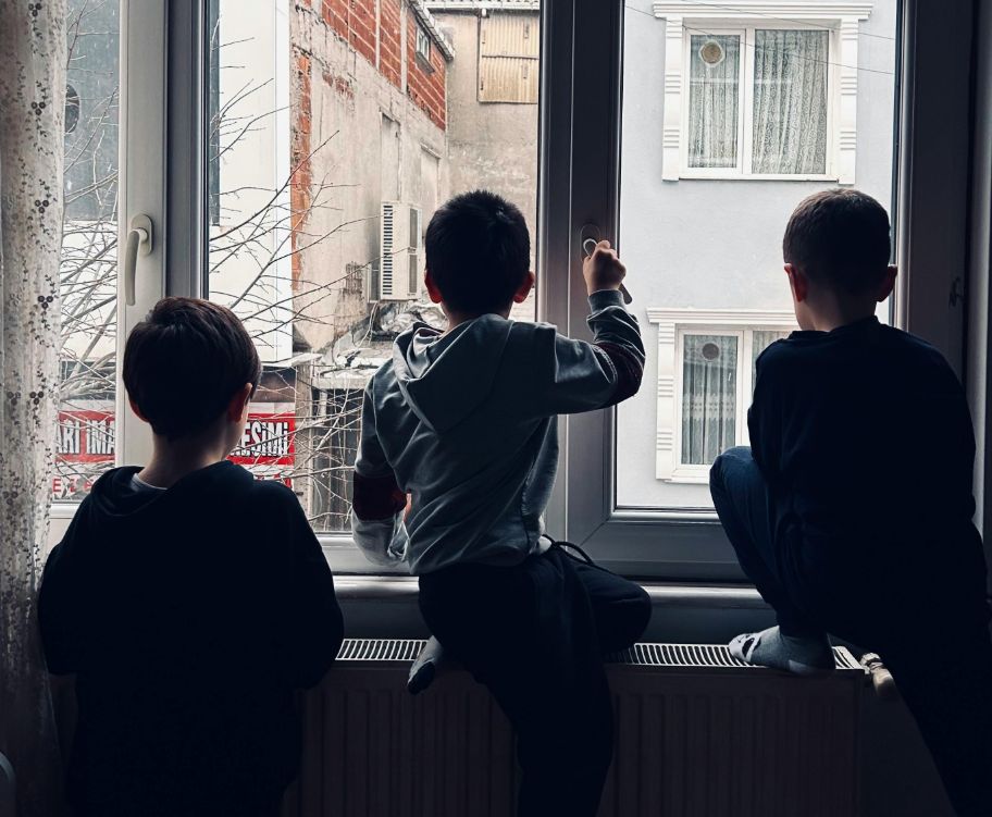 Forcés de grandir trop tôt : des enfants d'immigrants ouvrent les factures